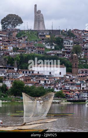 Un colpo verticale di edifici e una statua di Jose Maria Morelos sull'isola di Janitzio, Messico Foto Stock