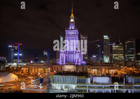 Varsavia, Polonia - 30 gennaio 2022: Cantiere del nuovo edificio del Museo d'Arte moderna di fronte al Palazzo della Cultura e della Scienza, Wa Foto Stock