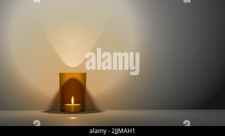 Una candela in un vetro arancione con spazio per il tuo contenuto Foto Stock