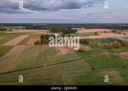 Paesaggio rurale aereo nella contea di Wegrow, Voivodato Mazoviano di Polonia Foto Stock