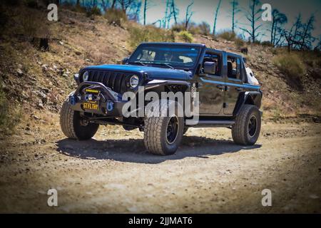 Una Jeep Wrangler nera fuoristrada sulle colline di Riverside, Stati Uniti Foto Stock