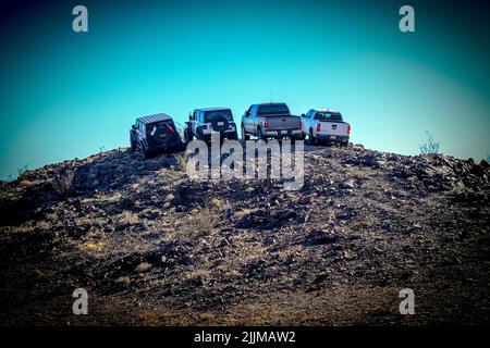 Una fila di Jeep Black Wrangler JLU fuori strada all'aperto a Big Bear, San Bernardino, California meridionale Foto Stock