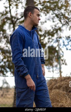 Un ritratto verticale di un giovane rancher caucasico nella sua giornata di lavoro Foto Stock