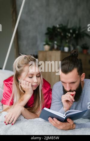 richiesta di prestito mattina newlyweds pensare prendere appunti Foto Stock