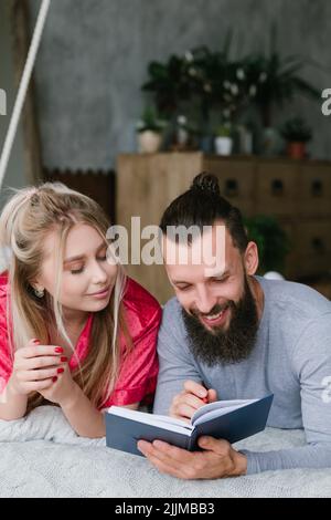 famiglia mattina giovane coppia fare partito piani Foto Stock