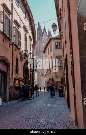 La Domo Cattedrale di Orvieto da una strada in Toscana, Italia Foto Stock
