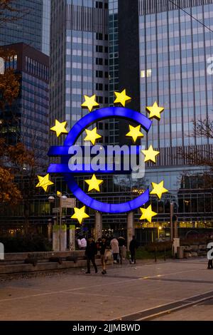 Un'illustrazione digitale di un simbolo dell'euro contro gli edifici moderni nel centro di Francoforte, Germania Foto Stock