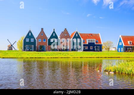 Volendam, Paesi Bassi. Case colorate di parco marino a Volendam. Olanda del Nord. Foto Stock