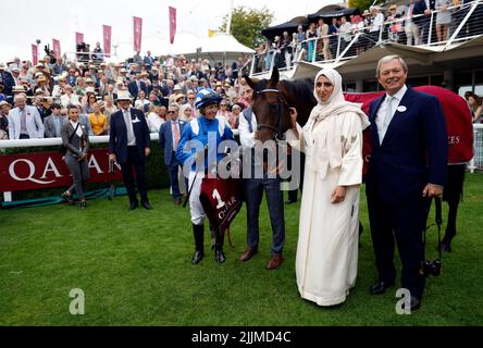 Jockey Jim Crowley (a sinistra) dopo la sua corsa vincente su Baaeed nel Qatar Sussex Stakes con Sheikha Hissa Hamdan al Maktoum e l'allenatore William Haggas il giorno due del Qatar Goodwood Festival 2022 a Goodwood Racecourse, Chichester. Data foto: Mercoledì 27 luglio 2022. Foto Stock