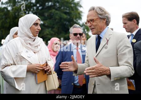 Sheikha Hissa Hamdan al Maktoum parla con il Duca di Richmond il secondo giorno del Qatar Goodwood Festival 2022 all'ippodromo di Goodwood, Chichester. Data foto: Mercoledì 27 luglio 2022. Foto Stock