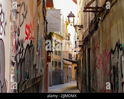 Un vicolo stretto tra due edifici a Maiorca, Spagna Foto Stock