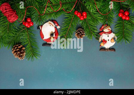 Foto di sfondo di rami, coni di pino, ornamenti, decorazioni natalizie, pupazzo di neve, Giocattolo Santa, Natale, Capodanno, vintage, retrò, spazio di copia, b Foto Stock