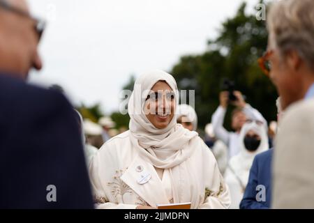 Sheikha Hissa Hamdan al Maktoum parla con il Duca di Richmond il secondo giorno del Qatar Goodwood Festival 2022 all'ippodromo di Goodwood, Chichester. Data foto: Mercoledì 27 luglio 2022. Foto Stock