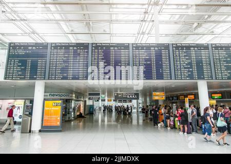 Monaco, Baviera, Germania. 27th luglio 2022. Criticando la direzione della compagnia aerea per il recente caos di viaggio, il sindacato Ver.di ha organizzato scioperi in tutta la Germania per il suo personale di terra, compreso all'aeroporto internazionale di Monaco. Ver.di critica che Lufthansa sta tentando di spostare l'upscale per i clienti come una compagnia aerea premium mentre paga i suoi impiegati le tariffe a basso costo della compagnia aerea paga. La prossima tornata di colloqui si è aperta il 3rd e il 4th agosto a Francoforte sul meno. (Credit Image: © Sachelle Babbar/ZUMA Press Wire) Foto Stock