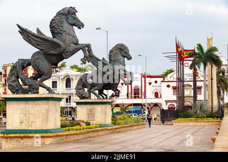 Le statue di Pegasus vicino al Centro Congressi di Cartagena. Foto Stock