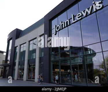 Un primo piano di acquirenti che passano accanto al negozio John Lewis in Bond Street, Chelmsford, Essex, Regno Unito Foto Stock