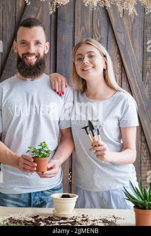 eco-friendly piantare volontario coppia houseplant Foto Stock