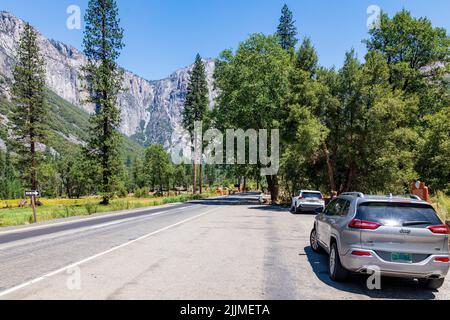 Una vista delle auto parcheggiate su una strada vicino al Parco Nazionale di Yosemite Foto Stock
