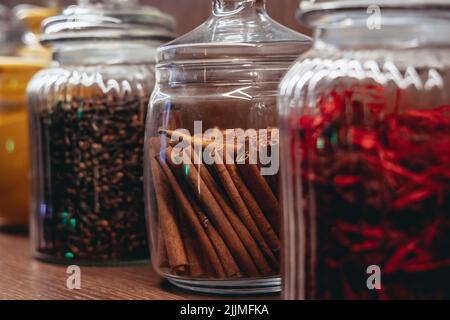 Un vaso di vetro con quills di cannella in cucina Foto Stock