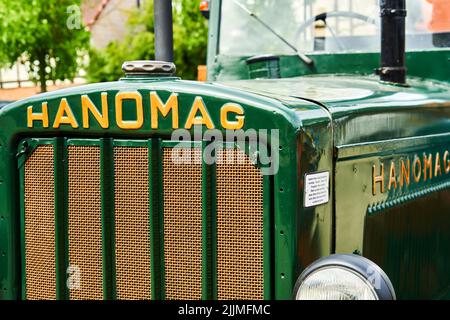 Helmstedt, Germania, 17 luglio 2022: Scritta Hanomag su un trattore storico della società di ingegneria tedesca con pittura verde Foto Stock