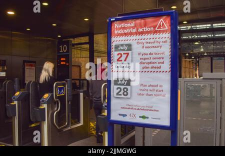 Londra, Regno Unito. 27th luglio 2022. Un cartello presso la King's Cross Station informa i passeggeri che lo sciopero ferroviario nazionale sulle condizioni di lavoro e di retribuzione colpisce il Regno Unito. Foto Stock