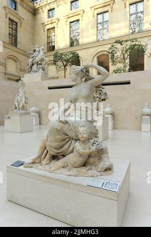 Un colpo verticale di scultura in marmo Amphitrite nel cortile Cour Marly nell'ala Richelieu del Museo del Louvre a Parigi, Francia Foto Stock