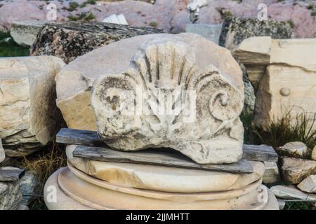 Pezzo di marmo scolpito dall'antichità accatastato con cura dagli archeologi vicino al Partenone sull'Acropoli di Atene. Foto Stock