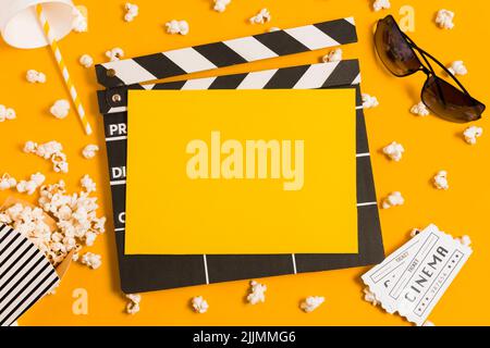 Una composizione cinematografica piatta con un mock-up di carte su sfondo giallo scuro Foto Stock