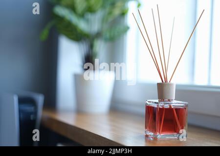 Deodorante reed per ambienti interni su davanzale in legno Foto Stock