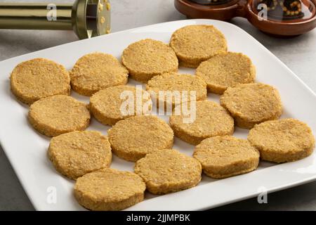 Piatto con falafel fresco naturale fatto in casa da vicino pronto per cuocere Foto Stock