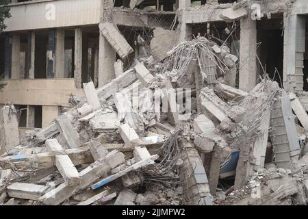 Costruzione industriale in calcestruzzo distrutta da un terremoto Foto Stock