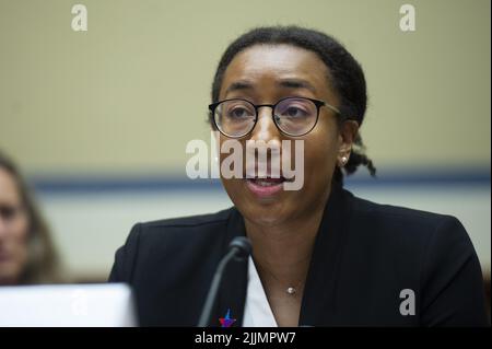 Washington, Stati Uniti. 27th luglio 2022. Senior Counsel e direttore della giustizia razziale per Brady: United Against Gun violence Kelly Sampson parla durante una Camera Committee on Oversight and Reform Eudience che esamina le pratiche e i profitti dei produttori di armi. Al Campidoglio degli Stati Uniti a Washington, DC Mercoledì, 27 luglio 2022. Foto di Bonnie Cash/UPI Credit: UPI/Alamy Live News Foto Stock