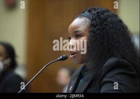 Washington, Stati Uniti. 27th luglio 2022. Il Direttore Nazionale dell'Outreach delle Donne per i proprietari di Gun dell'America Antonia Okafor parla durante un Comitato della Camera su Oversight e l'audizione di riforma che esamina le pratiche ed i profitti dei produttori di armi. Al Campidoglio degli Stati Uniti a Washington, DC mercoledì 27 luglio 2022. Foto di Bonnie Cash/UPI Credit: UPI/Alamy Live News Foto Stock