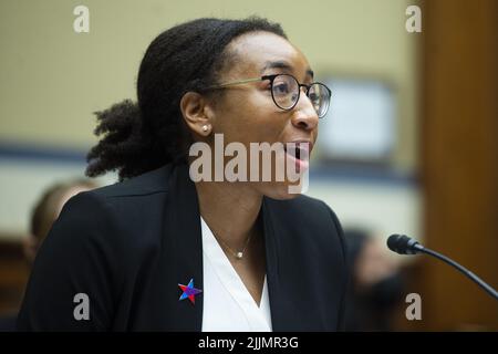 Washington, Stati Uniti. 27th luglio 2022. Senior Counsel e direttore della giustizia razziale per Brady: United Against Gun violence Kelly Sampson parla durante una Camera Committee on Oversight and Reform Eudience che esamina le pratiche e i profitti dei produttori di armi. Al Campidoglio degli Stati Uniti a Washington, DC Mercoledì, 27 luglio 2022. Foto di Bonnie Cash/UPI Credit: UPI/Alamy Live News Foto Stock