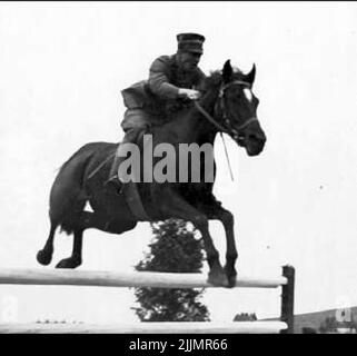 Sulla pista da corsa ad est della caserma K 3 Skövde. Melker Wernstedt, ufficiale presso K 3 1932 - 1940. Foto Stock