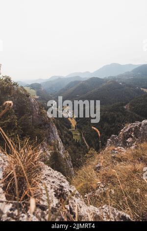 Vista dalla cima rocciosa di Polleroswand sulla valle con il villaggio di Breitenstein, che appartiene al gruppo Rax-Schneeberg in Stiria, Austri Foto Stock