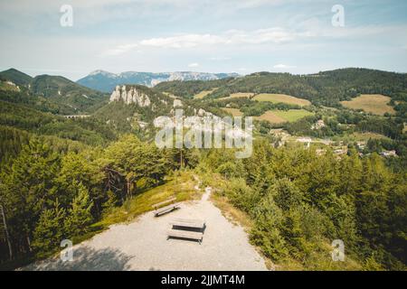 Situato a Semmering, in Stiria, Austria, con vista sulle gallerie ferroviarie e sui viadotti. Kalte Rinne Viadotto. Monumento storico che collega Breitenstei Foto Stock