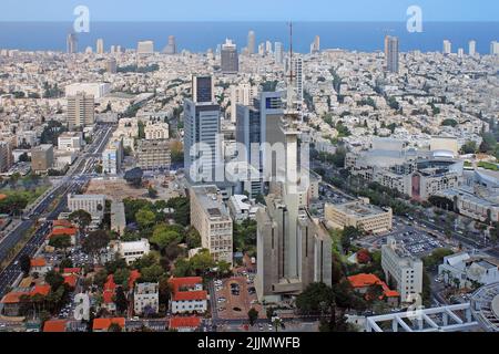 TEL AVIV, ISRAELE - 19 MAGGIO 2011: Questa è una vista aerea della città dall'altezza della piattaforma di osservazione del Centro Azrieli. Foto Stock