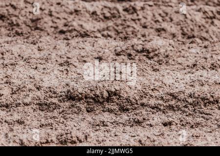 Vista ad angolo basso di un terreno fangoso . Concetto di eventi meteorologici estremi, rally e gare fuoristrada. Spazio di copia Foto Stock