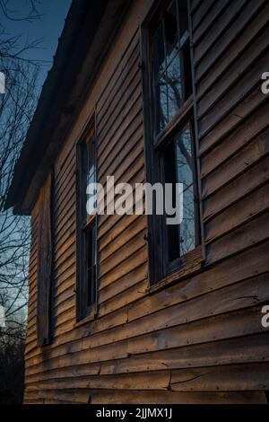 colpo verticale di vecchia casa di legno Foto Stock