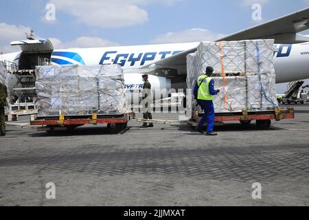 Nairobi, Kenya. 27th luglio 2022. Gli ufficiali di polizia sono visti ispezionare la seconda serie di schede elettorali presidenziali che sono arrivati all'aeroporto internazionale Jomo Kenyatta a Nairobi prima delle elezioni generali del 9 agosto 2022. Le schede di voto sono stampate ad Atene, Grecia, da informare Lykos (Hellas) S.A. società. (Foto di John Ochieng/SOPA Images/Sipa USA) Credit: Sipa USA/Alamy Live News Foto Stock