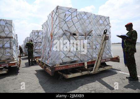 Nairobi, Kenya. 27th luglio 2022. Gli ufficiali di polizia ispezionano la seconda serie di schede elettorali presidenziali che sono arrivate all'aeroporto internazionale Jomo Kenyatta di Nairobi prima delle elezioni generali del 9 agosto 2022. Le schede di voto sono stampate ad Atene, Grecia, da informare Lykos (Hellas) S.A. società. (Foto di John Ochieng/SOPA Images/Sipa USA) Credit: Sipa USA/Alamy Live News Foto Stock