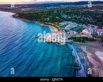 Il Roc de Sant Gaieta, cittadina costiera della provincia di Tarragona Foto Stock