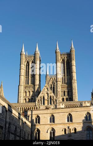 Un colpo verticale della Cattedrale di Lincoln in Inghilterra con un cielo limpido e senza nuvole sullo sfondo Foto Stock