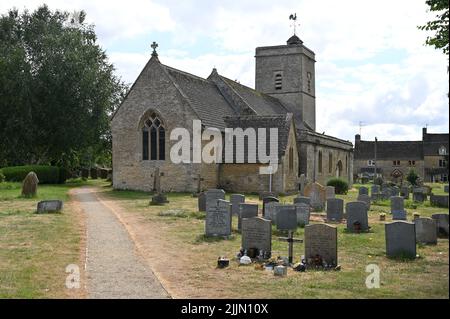 Chiesa della Santissima Trinità nel villaggio Oxfordshire di Ascott sotto Wychwood Foto Stock