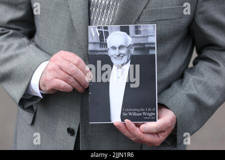 Un pianista che tiene un ordine di servizio al di fuori della Green Pastures Church, Ballymena, che ha tenuto un servizio di ringraziamento per il fondatore di Wrightbus, Sir William Wright. Foto Stock