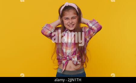 Non vuoi ascoltare e ascoltare. Frustrato infastidito irritato giovane preteen bambino ragazza capretto che copre le orecchie e gesturing no, evitando consiglio ignorando rumore sgradevole voci forti. Bambini piccoli Foto Stock