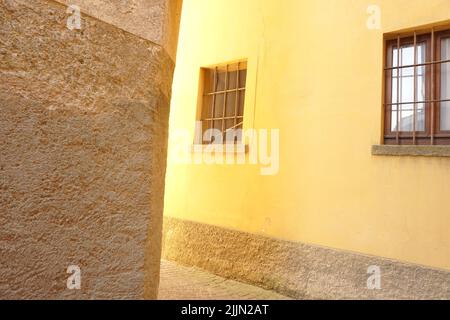 Uno sguardo lungo la strada in Dervio, Lago di Como Foto Stock