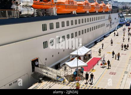 Kusadasi, Turchia - Maggio 2022: I passeggeri che ritornano alla loro nave da crociera Celebrity Reflection dopo aver visitato la città Foto Stock