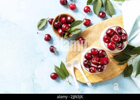 Panna cotta con gelatina di ciliegia dolce su un tavolo in pietra, dessert italiano, cucina fatta in casa. Vista dall'alto. Spazio di copia. Foto Stock